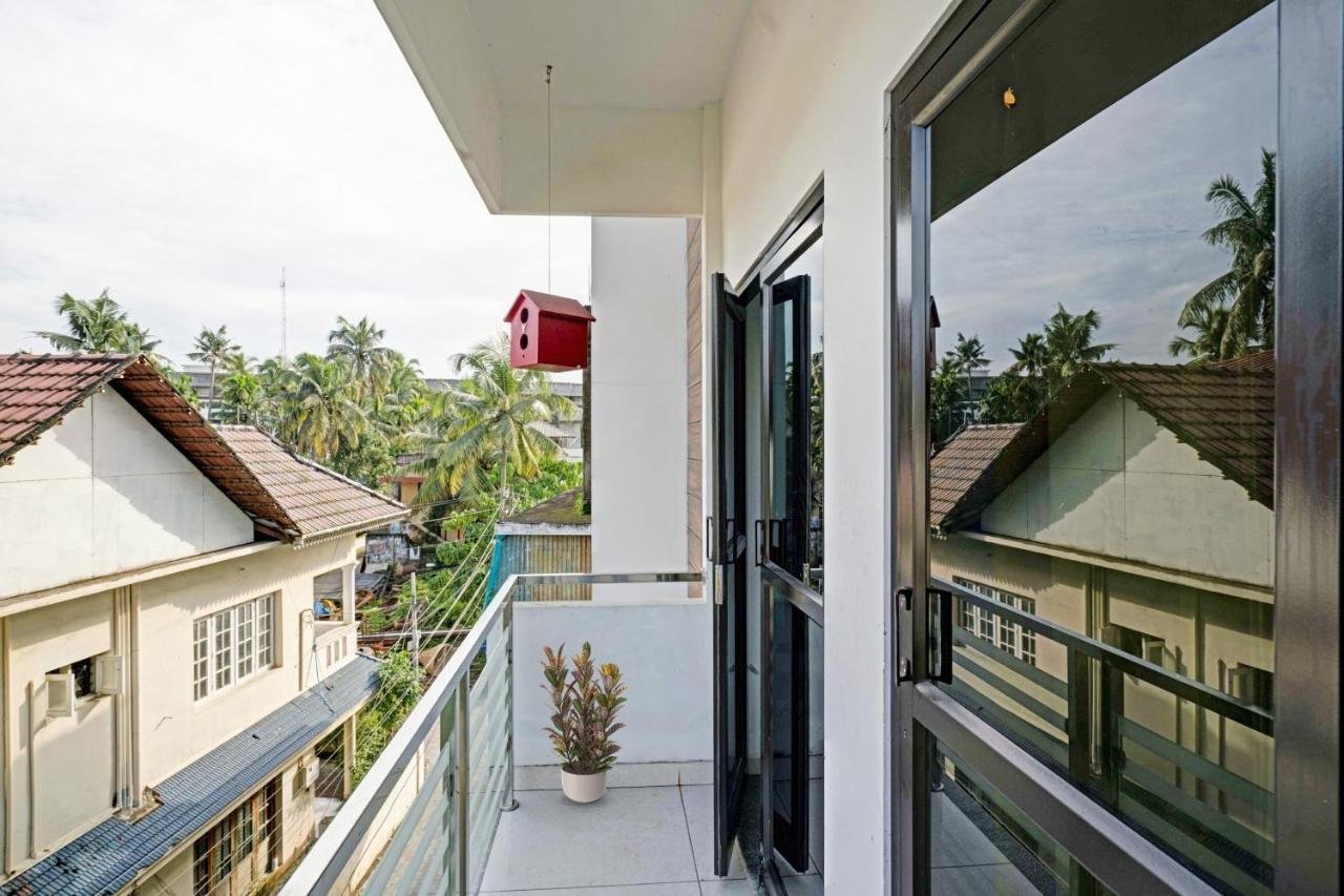 Oyo Thykoodam Sleep Inn Kochi Exterior foto